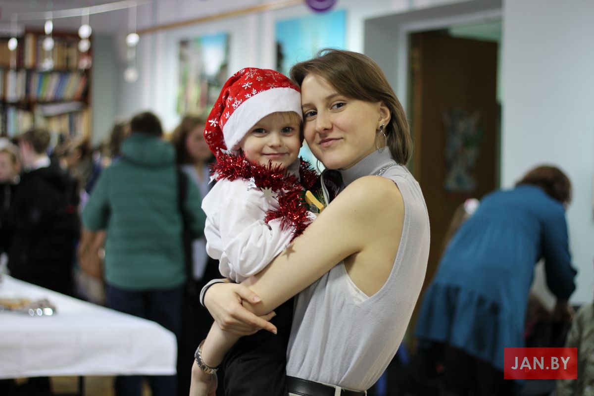 Эвеліна Мікіцкая знаходзіцца сёння тут са сваёй сястрой і пляменнікам