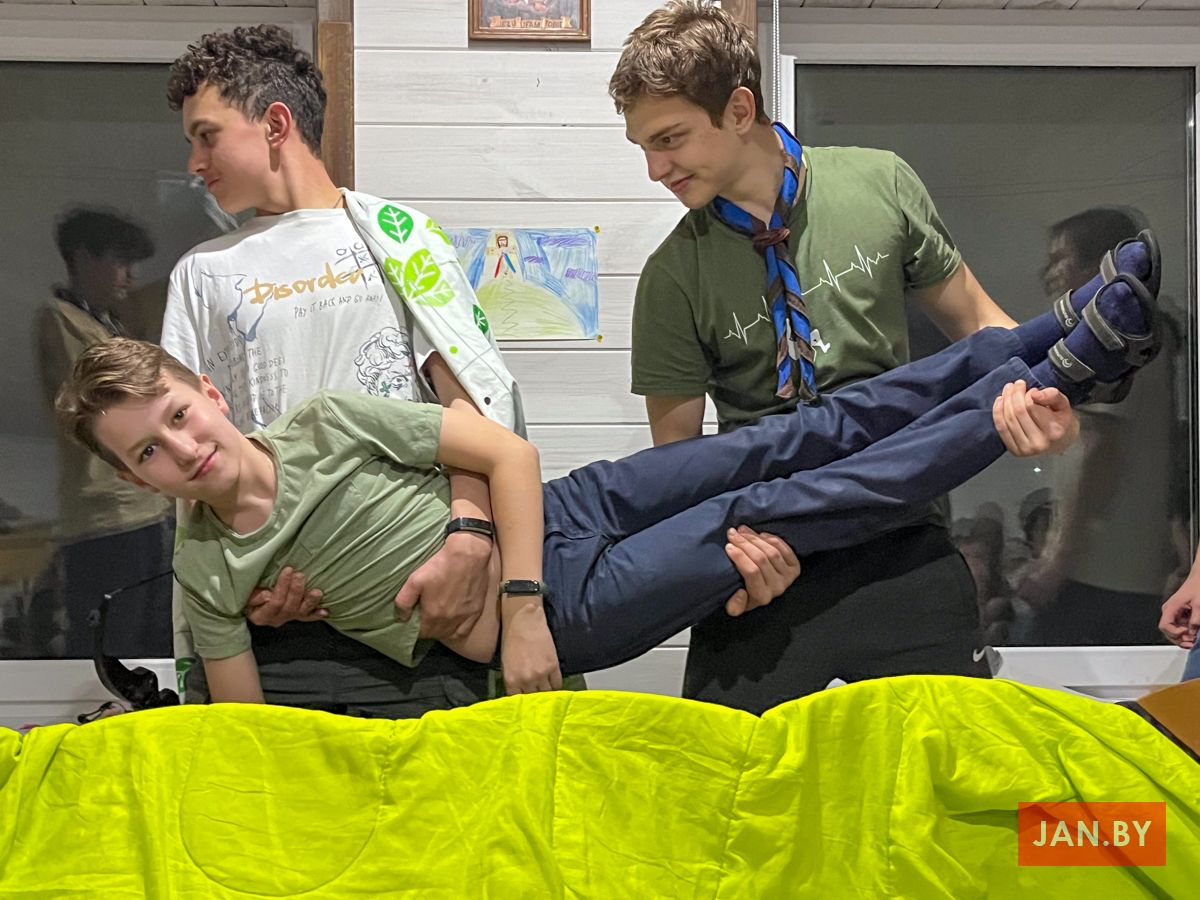 Крумкач паказвае сцэнку пра выкананне старадаўняй прысягі